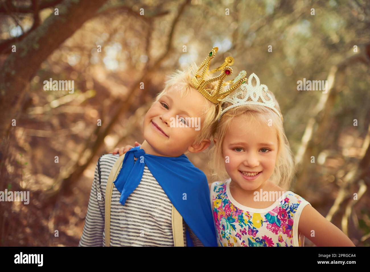 Die königlichen Geschwister. Portrait von zwei kleinen Kindern, die im Freien spielen. Stockfoto