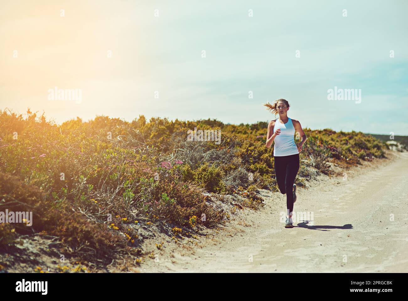 Der beste Ort und Weg, um die Gedanken zu klären. Aufnahme einer sportlichen jungen Frau, die im Freien läuft. Stockfoto