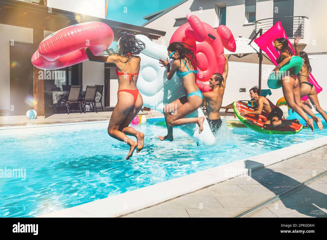 Eine Gruppe von Freunden im Badeanzug genießen Sie in einem Schwimmbad Stockfoto