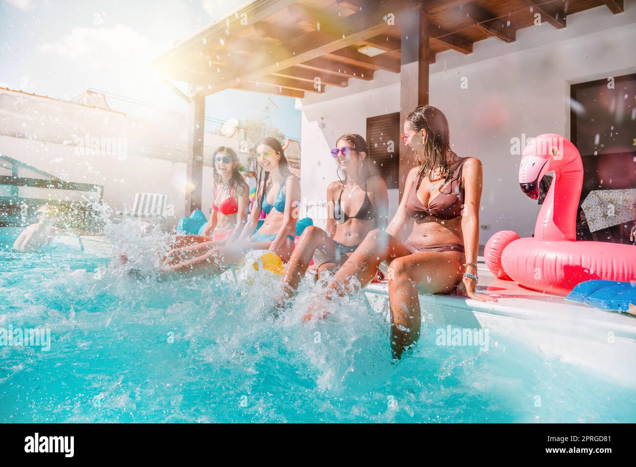 Eine Gruppe von Freunden im Badeanzug genießen Sie in einem Schwimmbad Stockfoto