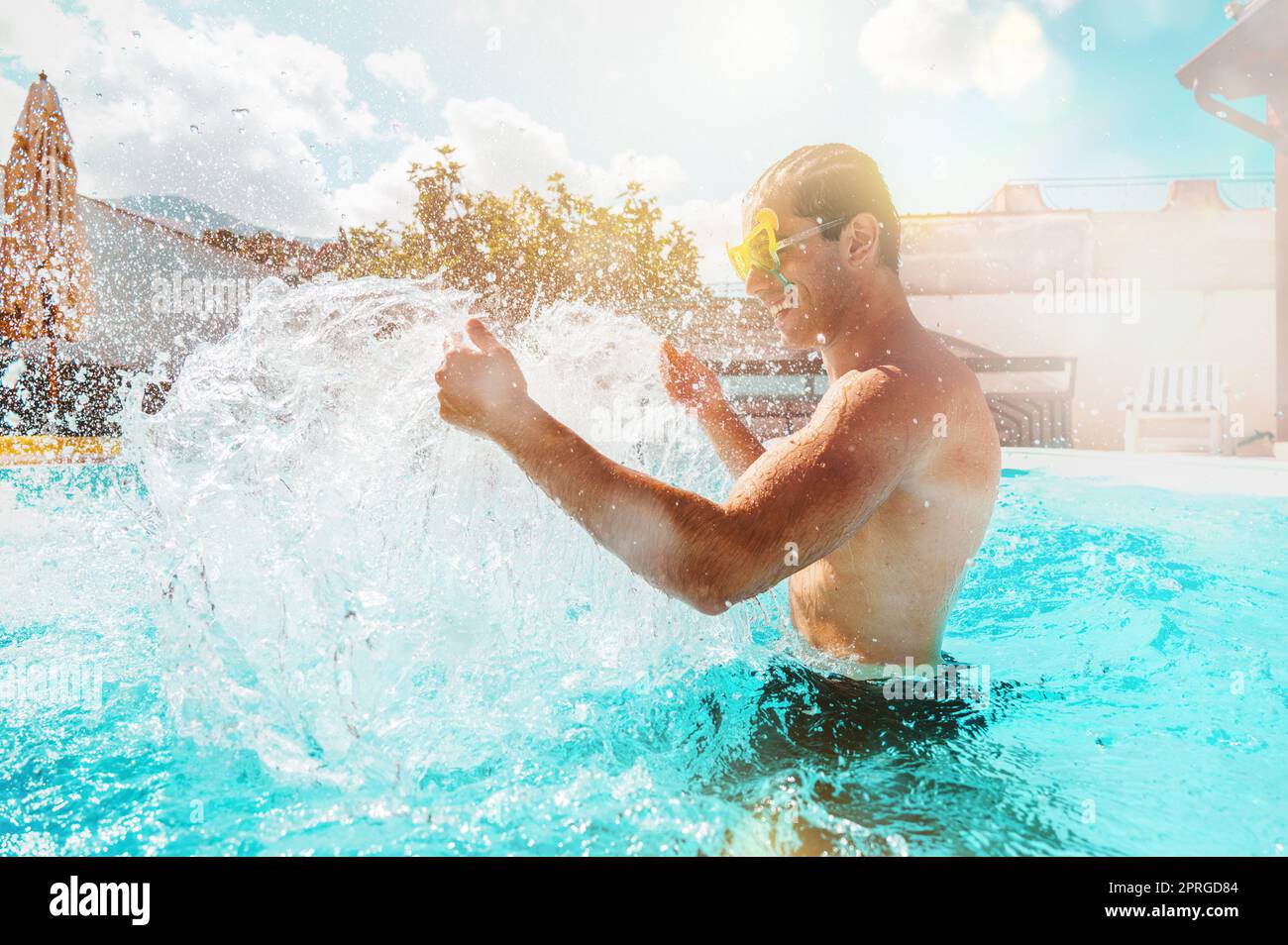 Mann im Badeanzug genießen Sie in einem Schwimmbad Stockfoto
