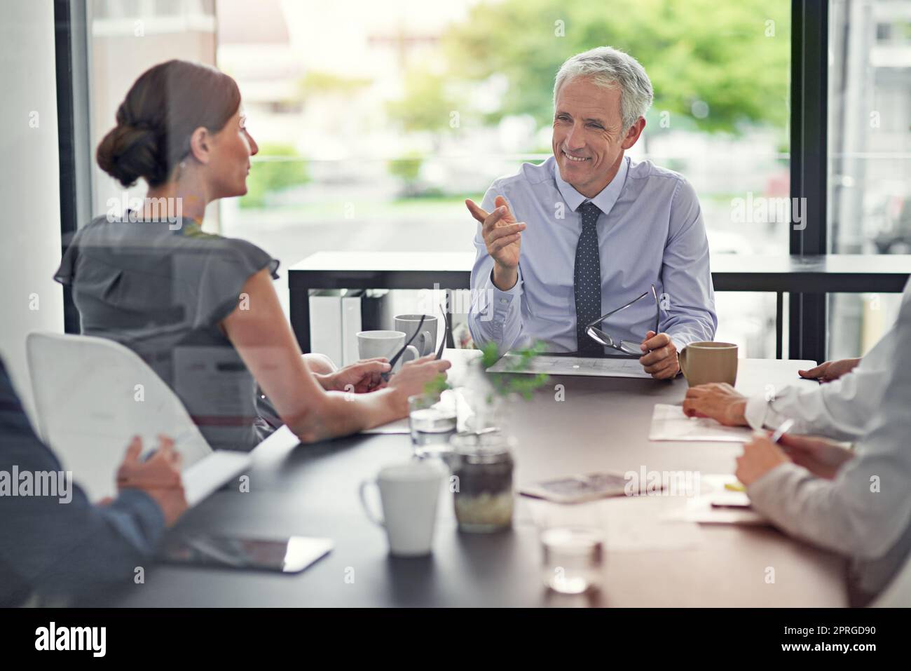 Sie halten dies auf dem Laufenden, und ich muss Sie nicht fördern. Ein Geschäftsmann, der eine Diskussion im Sitzungssaal führt. Stockfoto