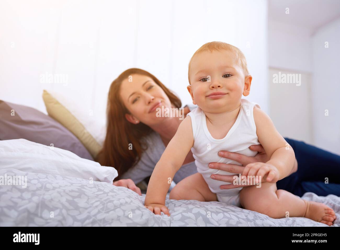 Mittagsschlaf Vergiss es. Eine Mutter verbringt Zeit mit ihrem kleinen Jungen. Stockfoto