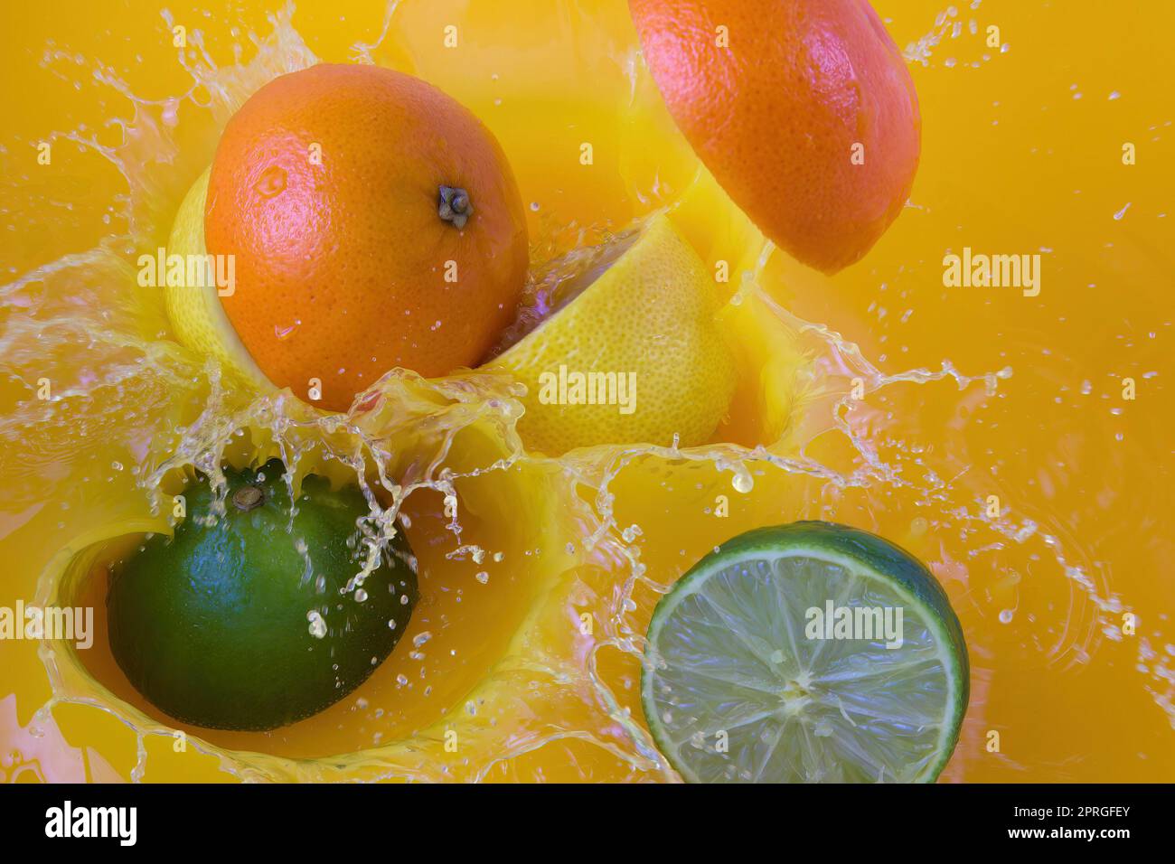 Orangensaft Fruchtschlitzflüssigkeit Tropfen Limette Zitrone Aroma gesundes frisches Getränk Stockfoto