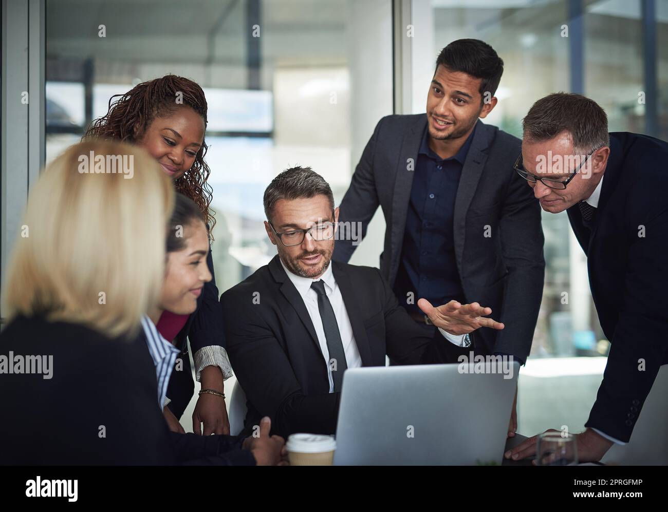 Der Geschäftsplatz. Geschäftsleute, die sich im Büro treffen. Stockfoto