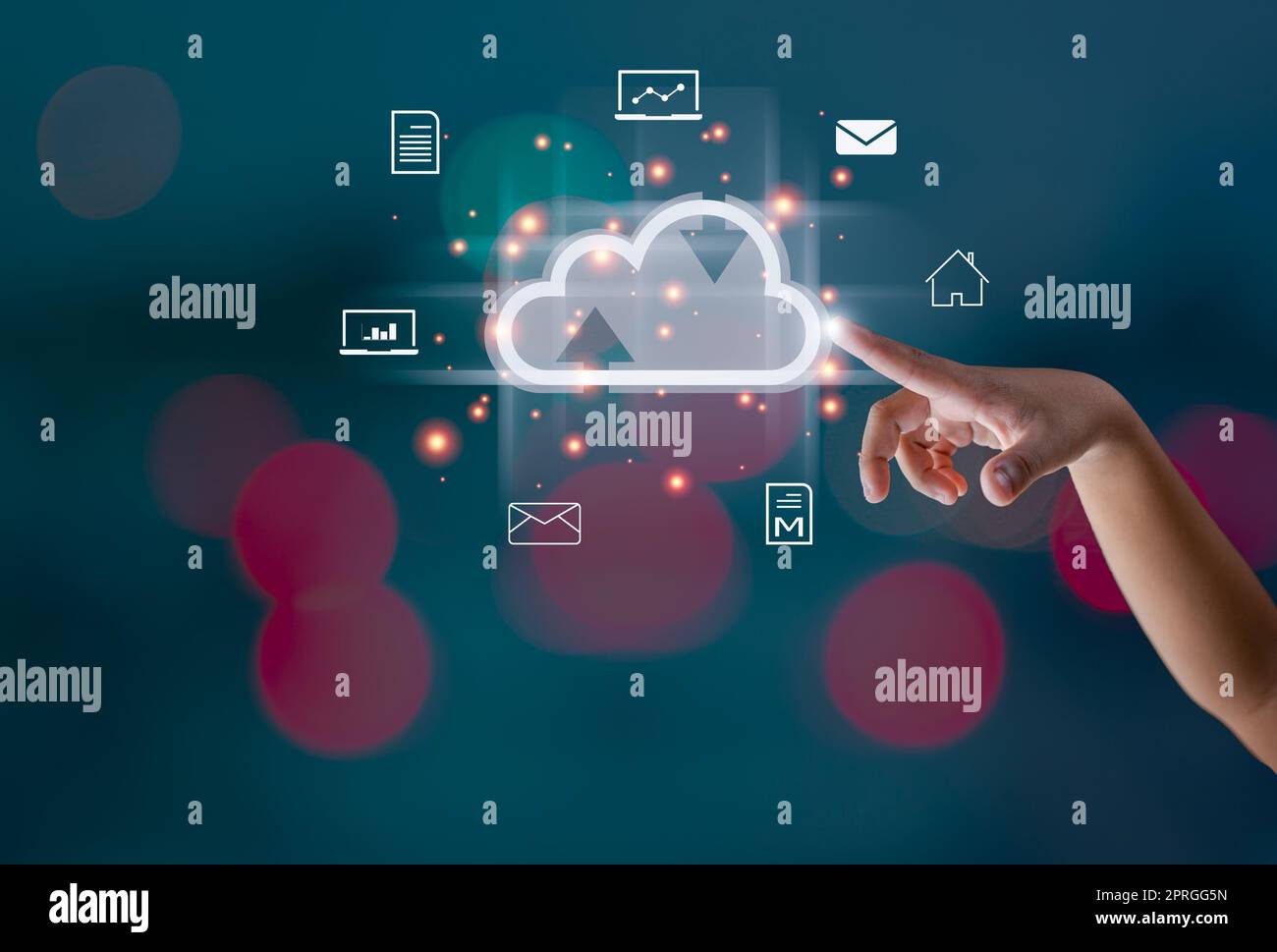 Der Zeigefinger auf die Hologramm-Cloud steht für Suche, Kommunikation, Datenspeicherung mit Cloud-Computing. Stockfoto