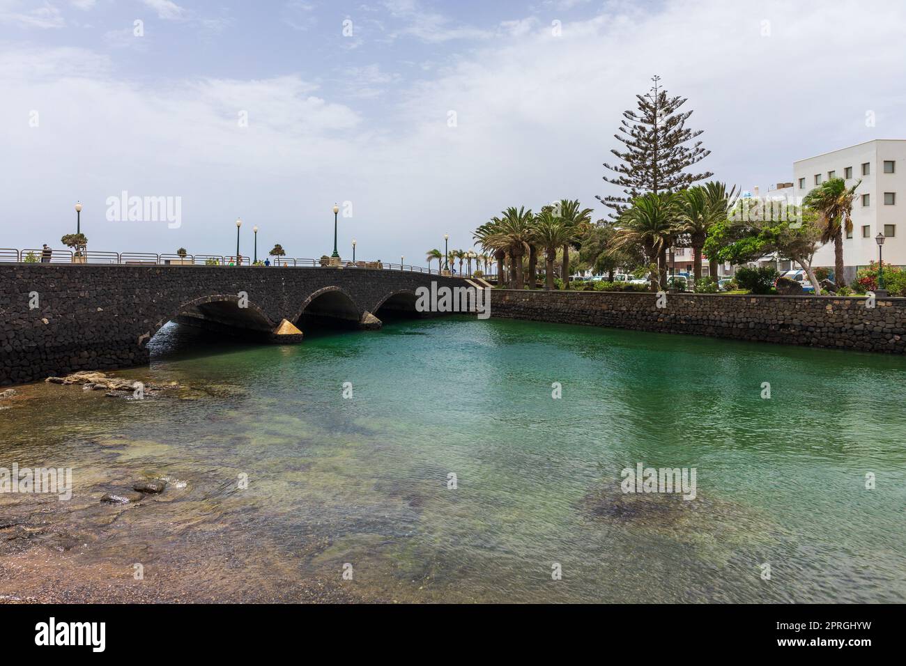 Blick auf die Bucht und das Wasser der Inselhauptstadt Arrecife, Lanzerote, Kanarische Inseln. Spanien. Stockfoto