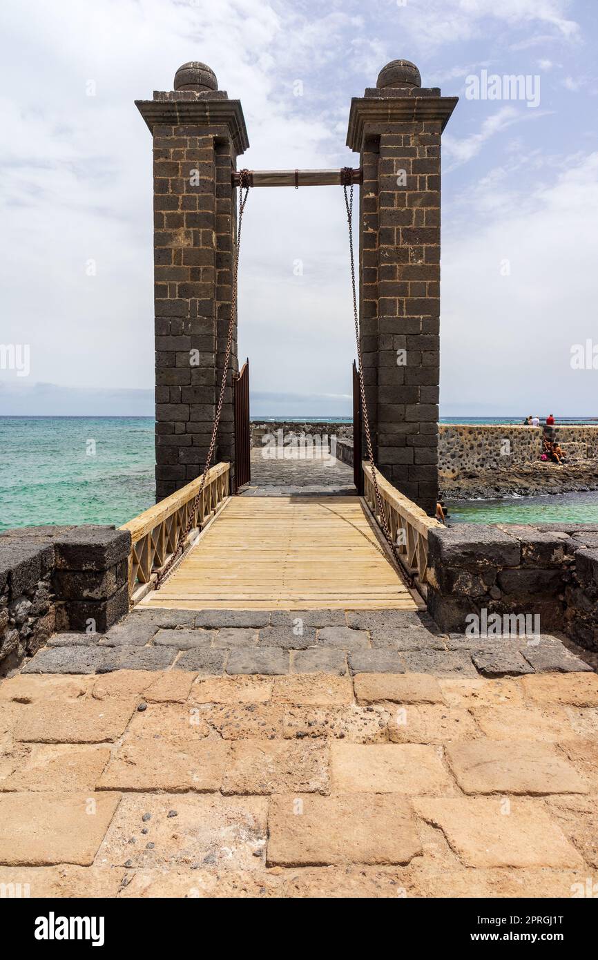 Ballbrücke - eine Brücke, die das Schloss von San Gabriel mit der Insel Lanzerote verbindet. Kanarische Inseln. Spanien. Stockfoto