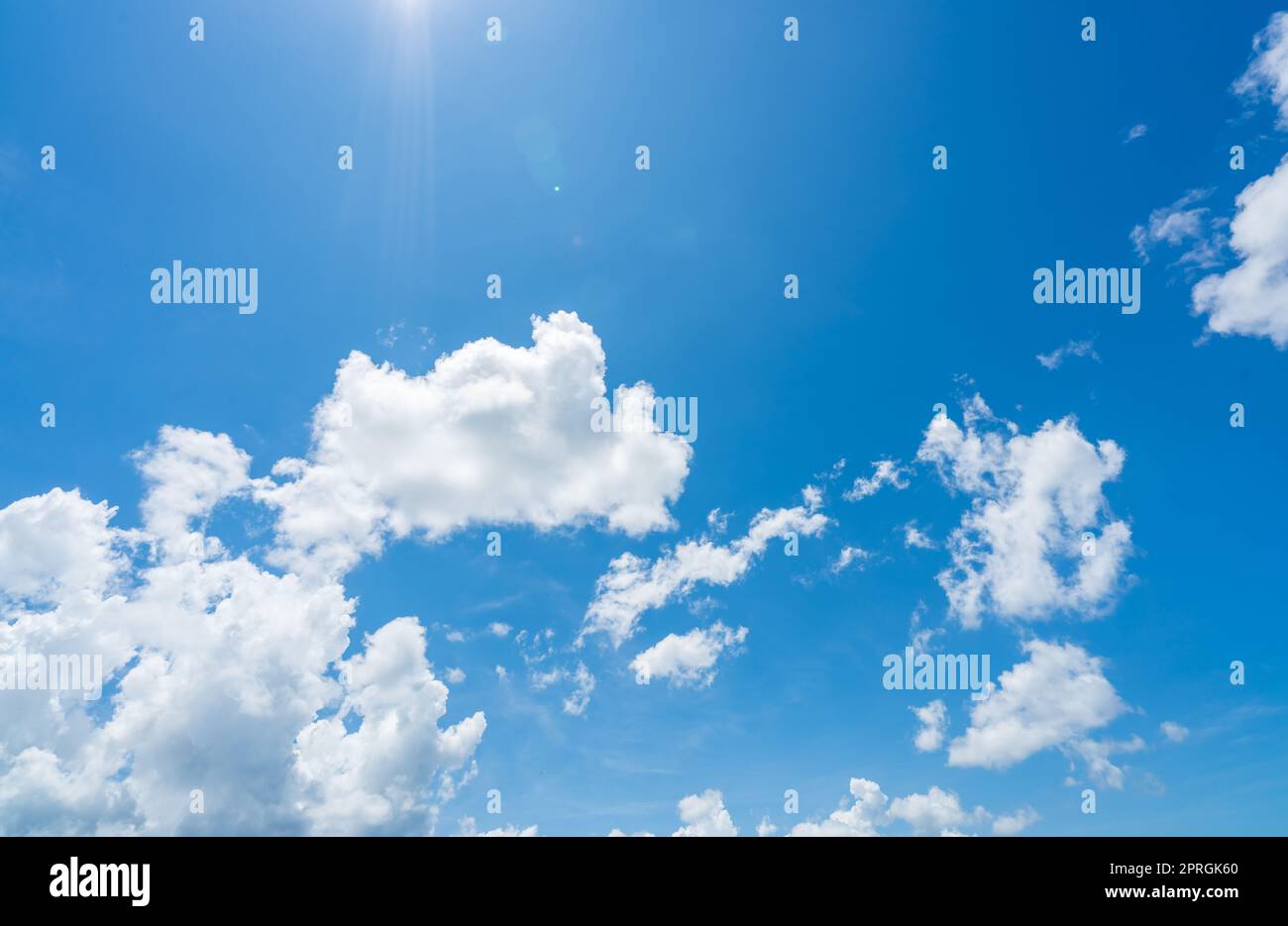 Blauer Himmel und weiße Wolken mit Sonnenlicht an sonnigen Tagen. Weltkonzept für den Ozontag. Blauer Himmelshintergrund für den internationalen Tag zur Erhaltung der Ozonschicht. Wolkenlandschaft. Heißes Wetter im Sommer. Stockfoto