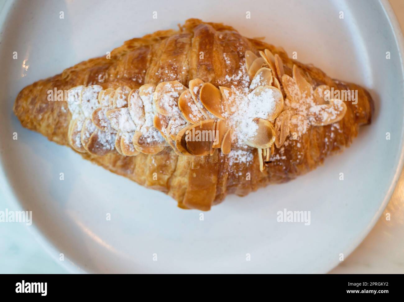 Mandelcroissant, frisch gebackene Portion, Stockfoto Stockfoto