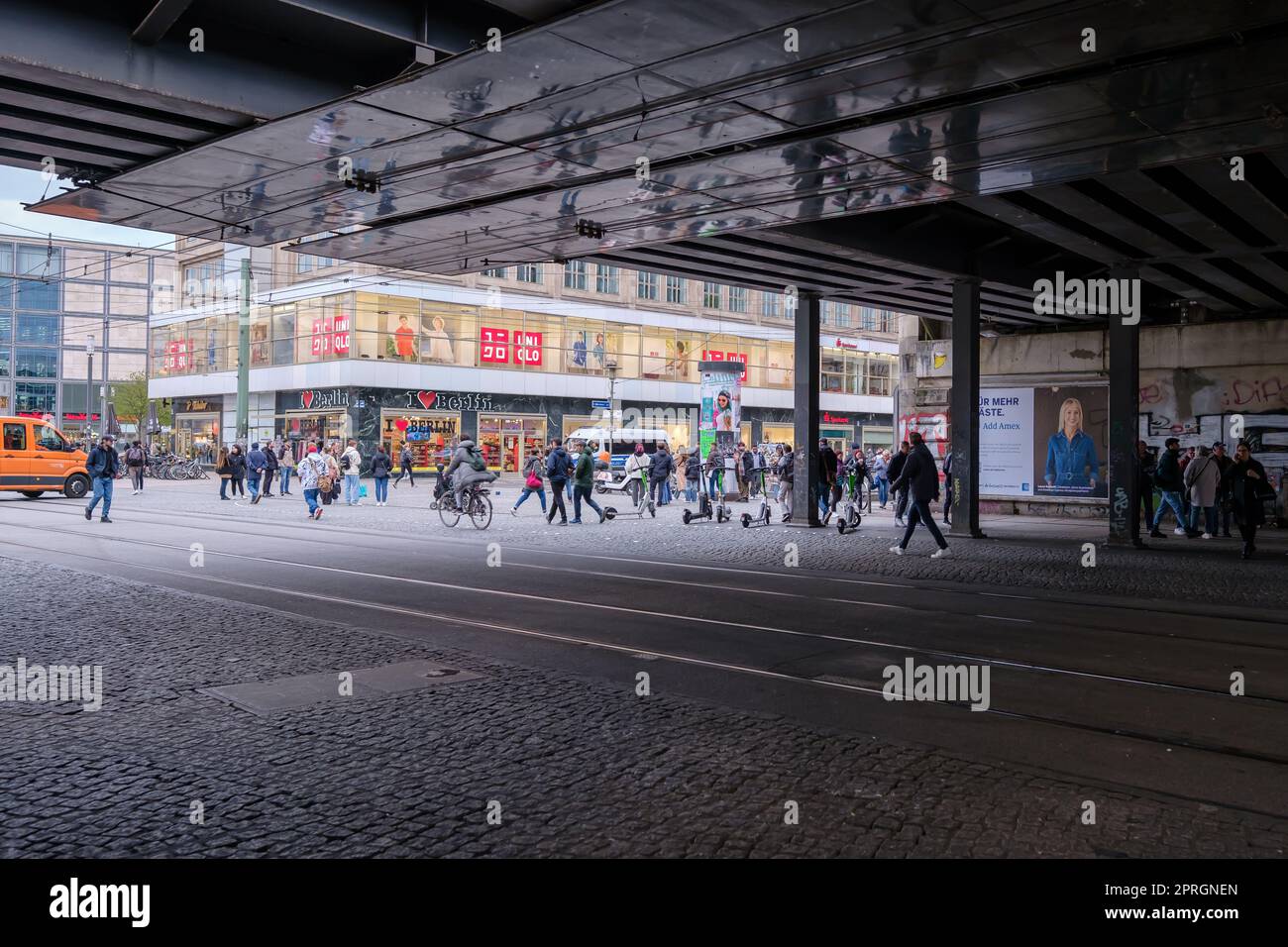 Berlin, Deutschland - 18. April 2023 : Blick auf den belebten Alexanderplatz in der Berliner Innenstadt Stockfoto