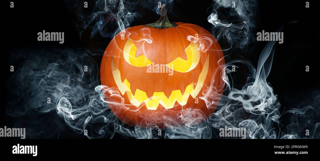 Halloween Kürbis Gesicht mit brennendem Feuer im Inneren. Stockfoto