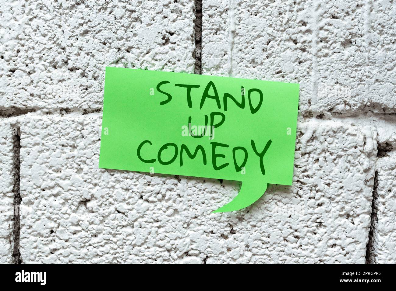 Konzeptionelle Beschriftung Stand-Up-Comedy. Ein Wort, das auf Comedian geschrieben wurde und vor dem Live-Publikum spricht zirkuläre Gedankenblasen, die Nachrichten in sozialen Medien repräsentieren. Stockfoto