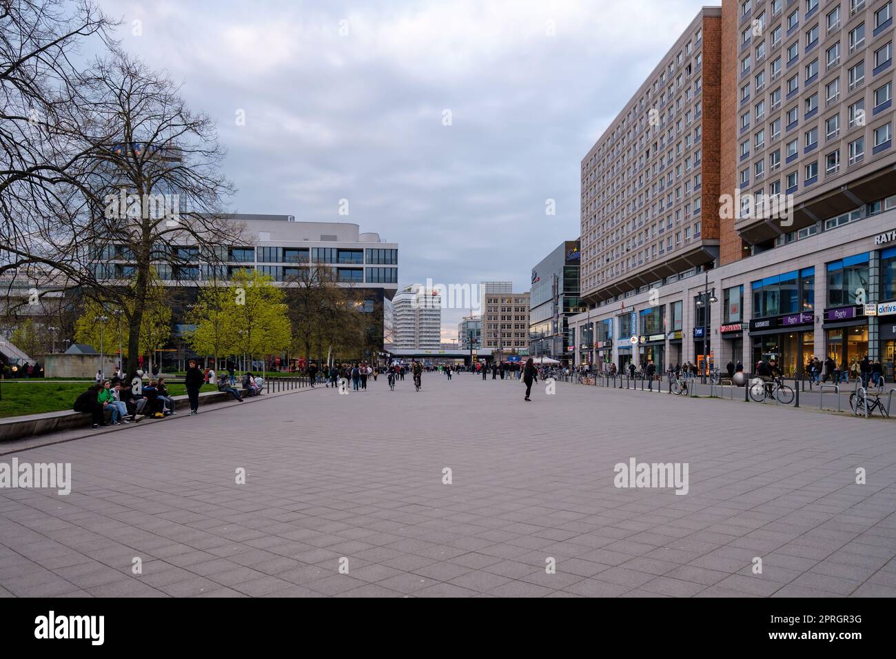 Berlin - 18. April 2023 : Blick auf den berühmten Alexanderplatz in Berlin Stockfoto