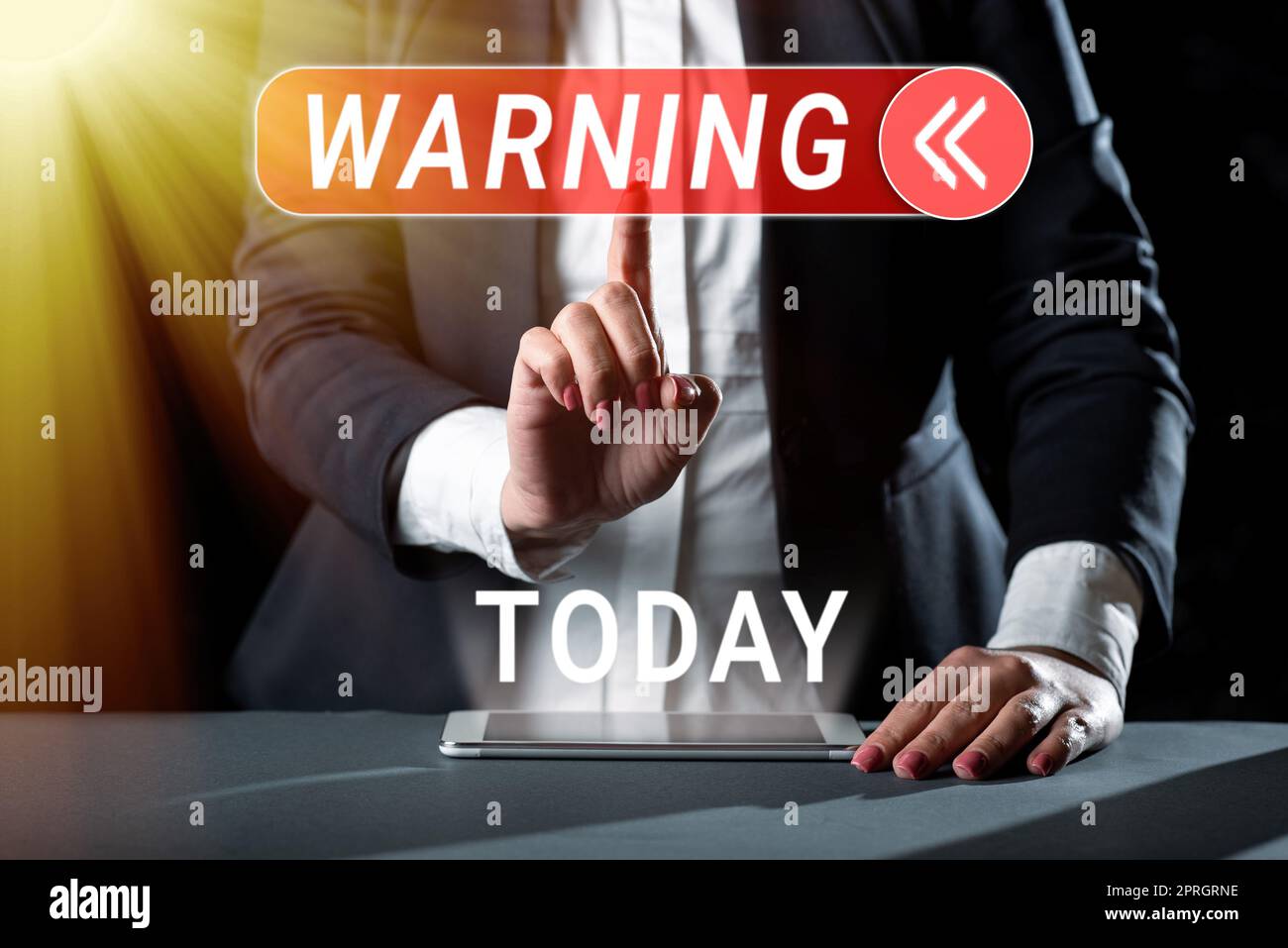 Textschild mit Warnung, Aussage zur Geschäftsübersicht oder Ereignis, das auf eine mögliche oder drohende Gefahr hinweist Stockfoto