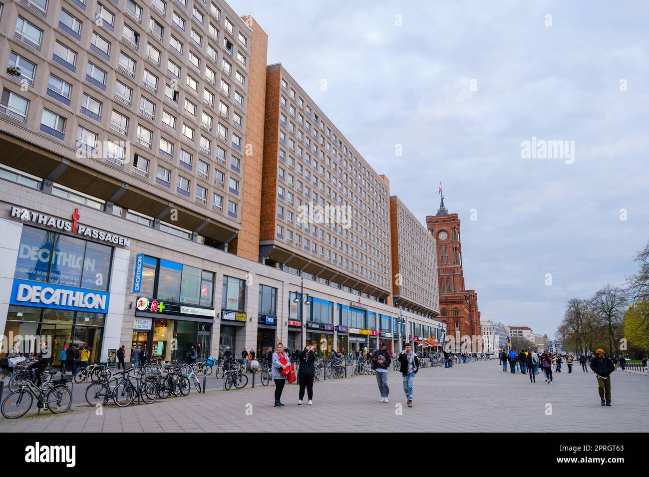 Berlin - 19. April 2023 : Blick auf den Alexanderplatz und das Rathaus von Berlin im Hintergrund Stockfoto