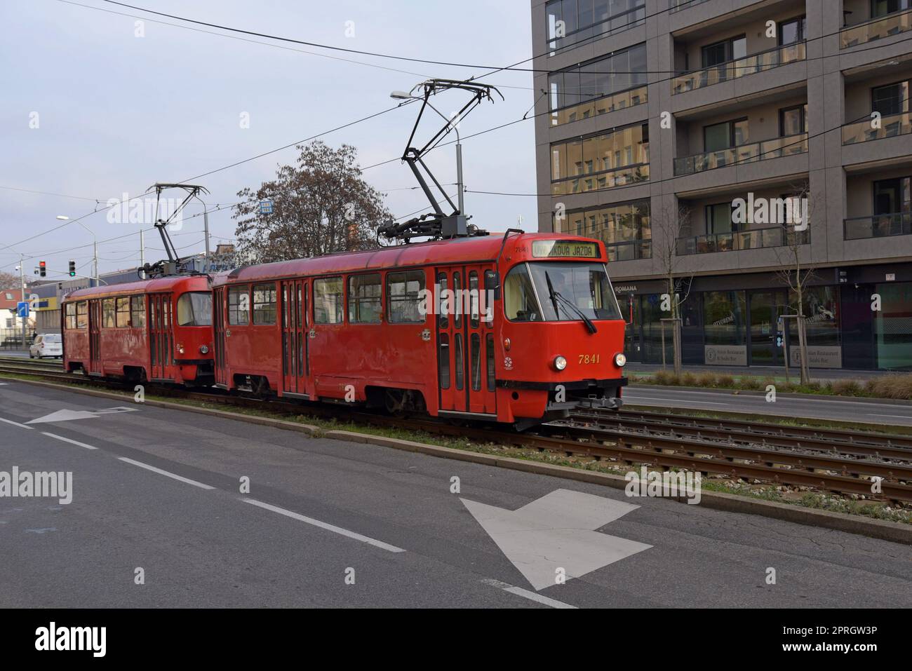 Elektrische Straßenbahnen auf dem ausgedehnten Straßenbahnnetz in Bratislava, Slowakei Stockfoto