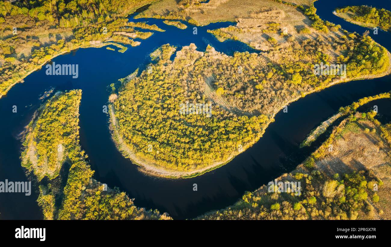 Blick Aus Der Vogelperspektive Auf Grüne Waldwälder Und Flusslandschaft Am Sonnigen Sommertag Im Frühling. Top-Blick Auf Die Wunderschöne Europäische Natur Von High Attitude In Der Herbstsaison. Drohnenansicht. Vogelperspektive Stockfoto