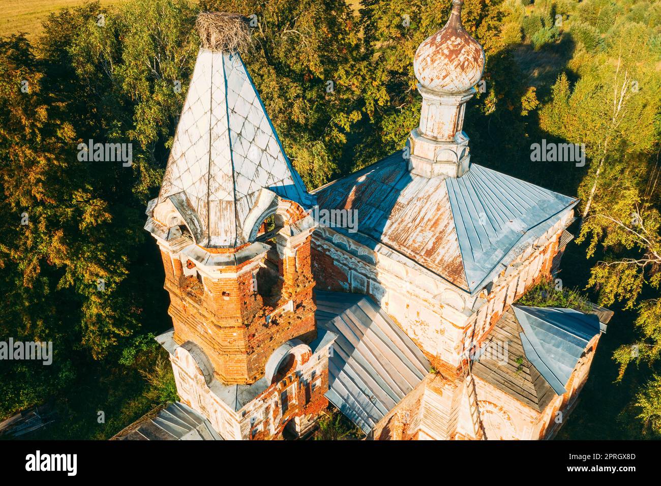 Martinovo, Bezirk Beshenkovichsky, Region Witebsk, Belarus. Vogelperspektive der Kirche der Fürsprache des Heiligen Theotokos. Das Historische Wahrzeichen Aus Der Vogelperspektive Am Sonnigen Herbstabend. Schließen Stockfoto