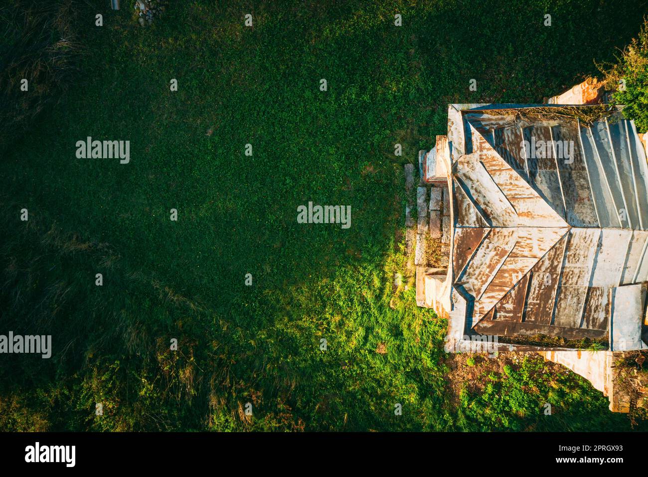 Martinovo, Bezirk Beshenkovichsky, Region Witebsk, Belarus. Vogelperspektive der Kirche der Fürsprache des Heiligen Theotokos. Das Historische Wahrzeichen Aus Der Vogelperspektive Am Sonnigen Herbstabend. Flache Ansicht Stockfoto