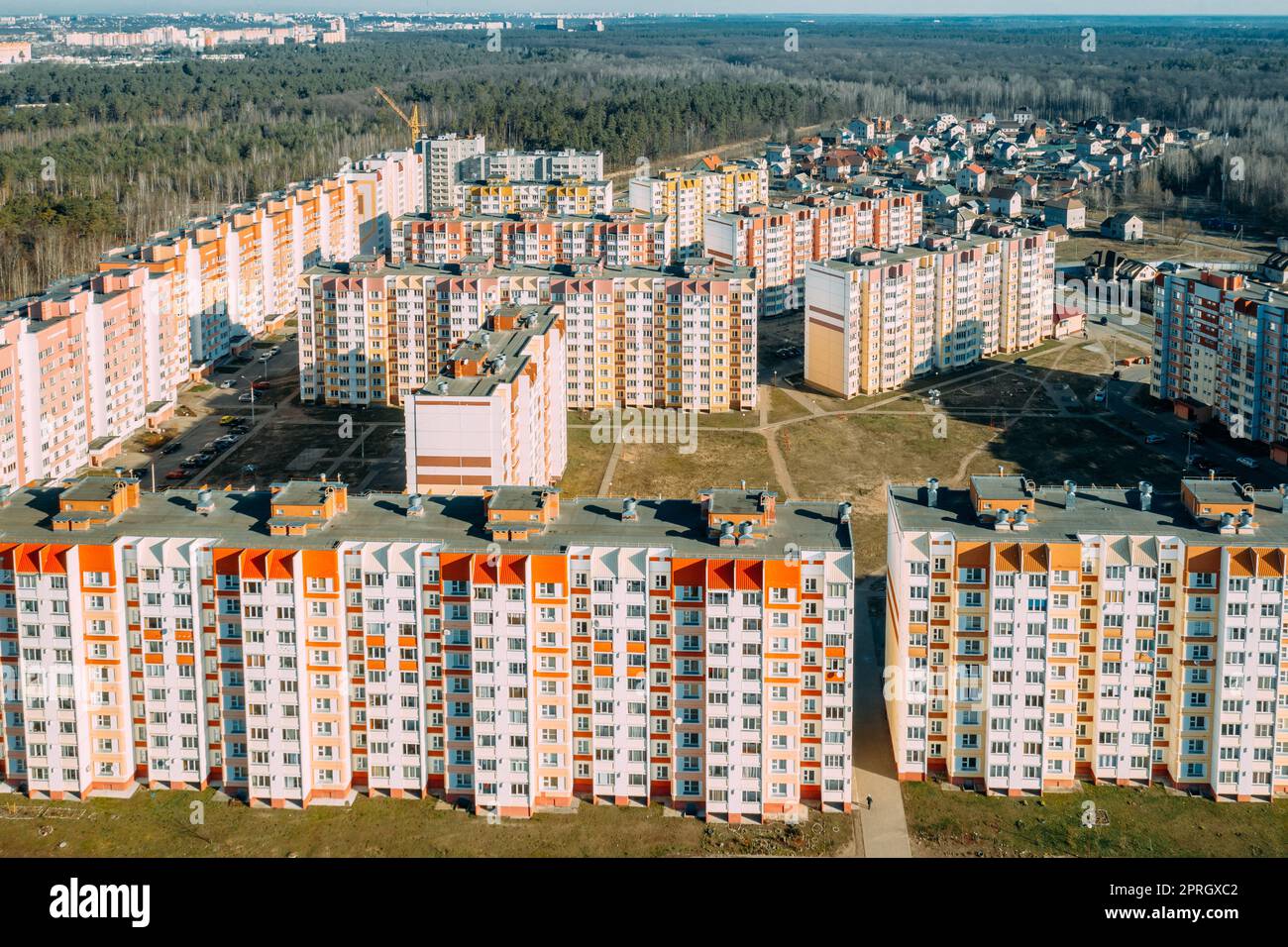 Gomel, Weißrussland. Vogelperspektive der neuen mehrstöckigen Wohnhäuser. Skyline Der Stadt Am Tag Des Sonnigen Frühlings. Immobilien, Entwicklungsindustrie Stockfoto