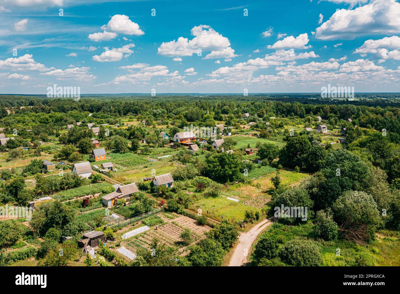 Luftaufnahme Der Kleinstadt, Dorf Stadtbild Skyline Im Sommer Tag. Wohnviertel, Häuser und Gemüsegarten Betten in Vogelperspektive Stockfoto