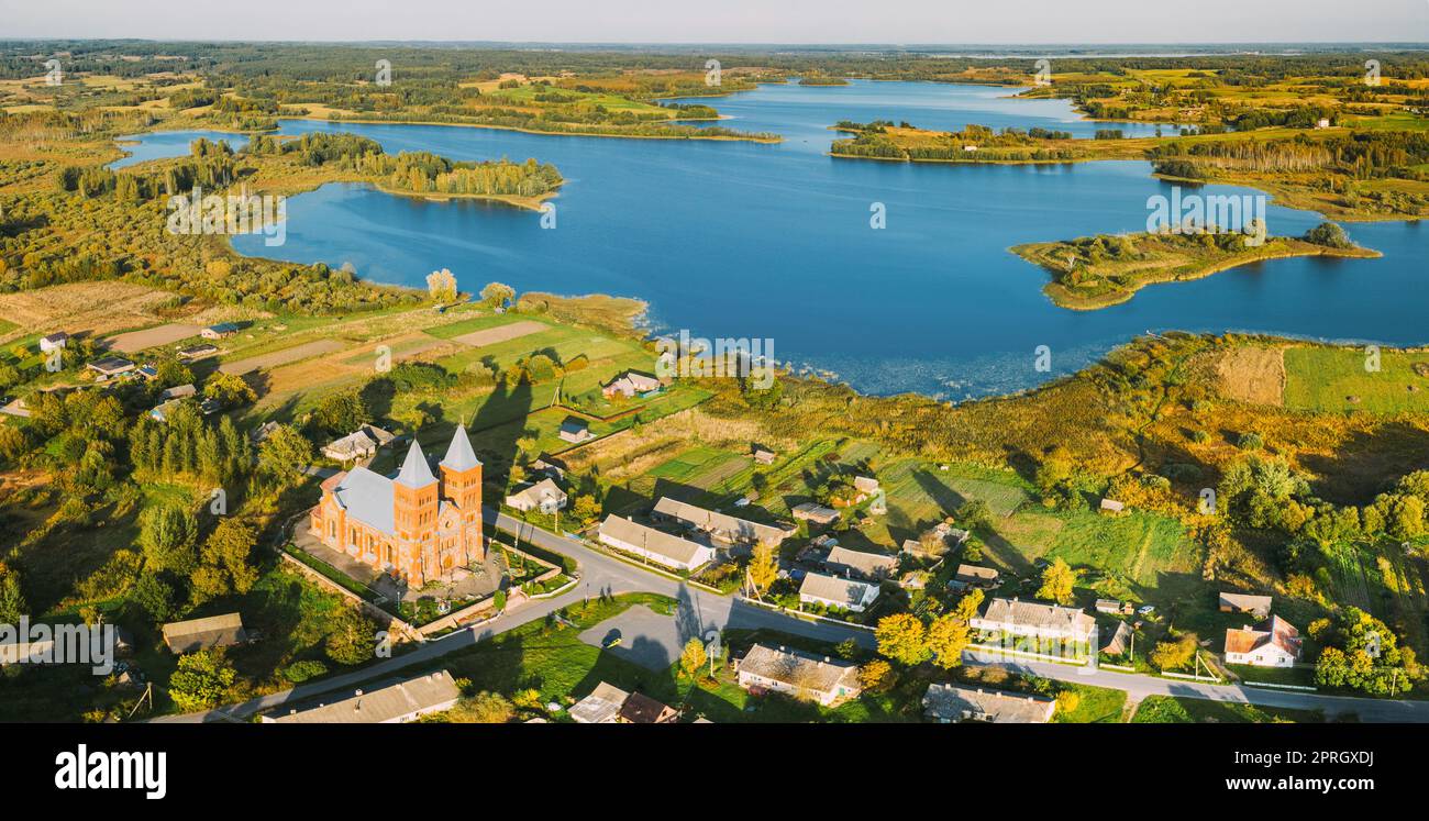 Ikazn, Bezirk Braslaw, Witebsk Voblast, Weißrussland. Luftaufnahme der Kirche des Leibes Gottes Stockfoto