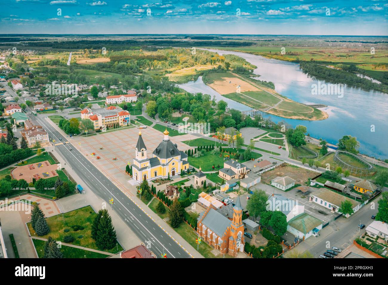 Rechytsa, Belarus. Blick Aus Der Vogelperspektive Auf Wohnhäuser, Den Fluss Dnieper Und Die Kathedrale Der Heiligen Himmelfahrt Am Sonnigen Sommertag. Draufsicht. Drohnenansicht. Vogelperspektive Stockfoto