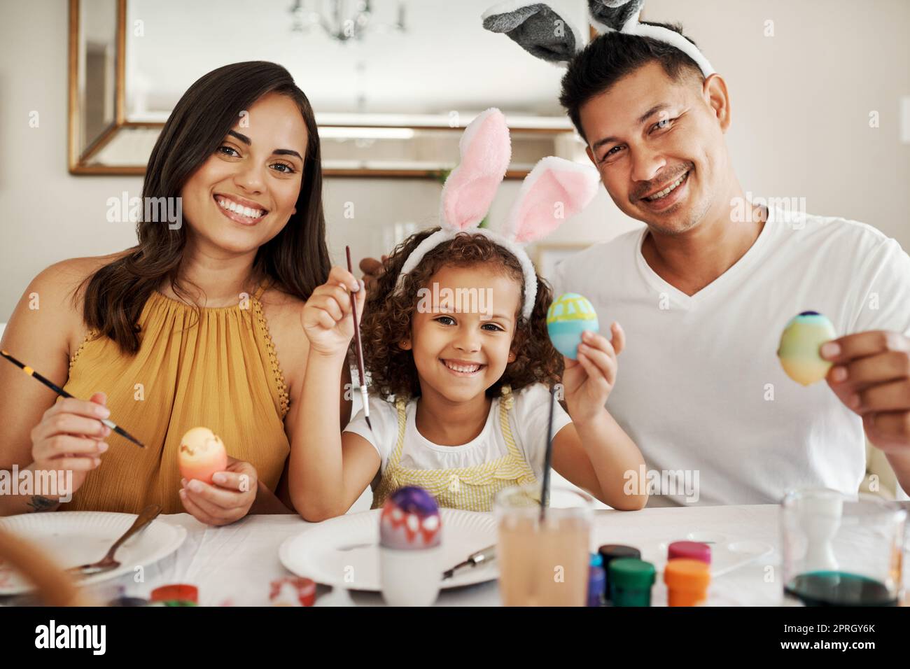 Die Familie, die zusammen malt, bleibt zusammen. Eine Familie, die zusammen Ostereier malt Stockfoto