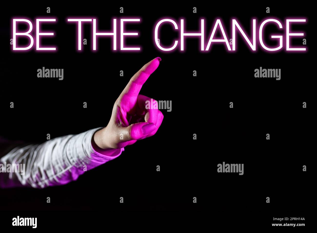 Textüberschrift, die die Änderung darstellt. Konzeptfoto Erzielen Sie Erfolg entwickeln Sie sich selbst und das Unternehmen man Pointing Pen auf der digitalen Suchleiste, um neue Geschäftspläne zu präsentieren. Stockfoto