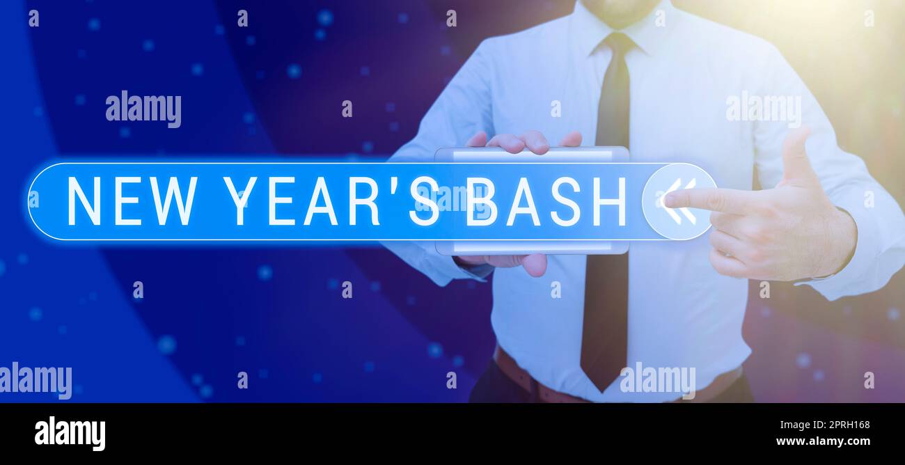 Inspiration mit dem Schild „Silvester Sause“. Business Concept Celebration of the 365 Days Coming Happy Party Time man mit einem Stift, der auf Puzzle zeigt und an digitalen Informationen arbeitet. Stockfoto