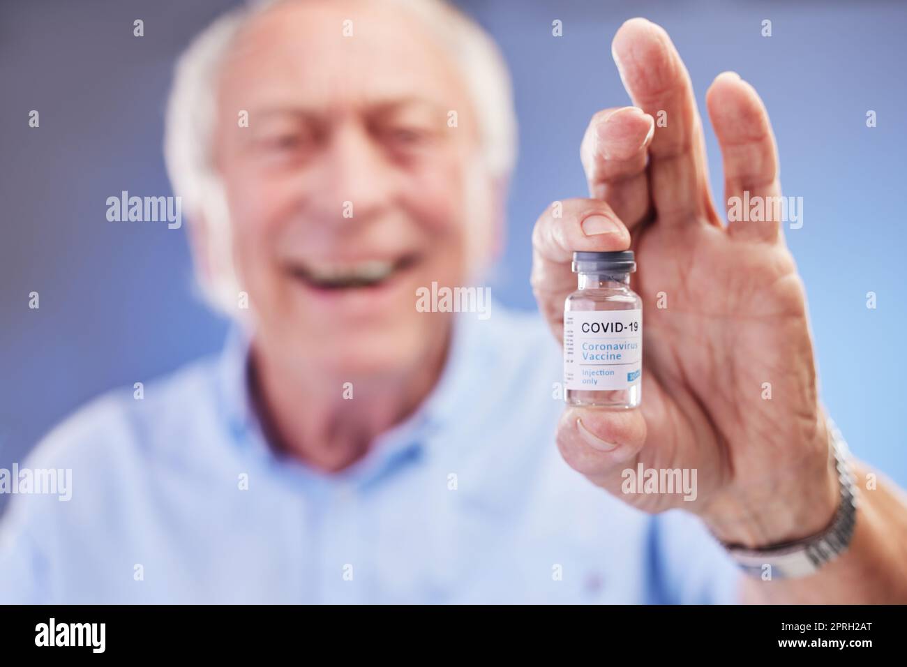 Es ist nie zu spät, um einen Jab zu bekommen. Studiofoto eines Seniors, der ein Fläschchen mit dem COovid-19-Impfstoff vor blauem Hintergrund hält Stockfoto
