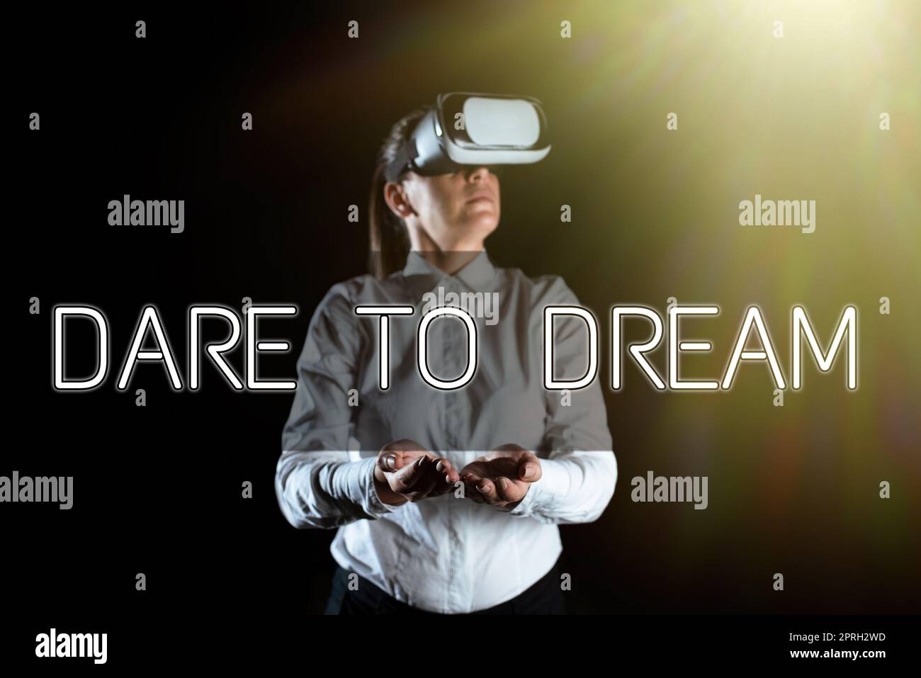 Inspiration mit dem Schild „Dare to Dream“. Unternehmensübersicht Haben Sie keine Angst vor Zielen mit großen Ambitionen Ziele Geschäftsfrau, die ein Tablet besitzt und neue Ideen für das Geschäftswachstum präsentiert. Stockfoto