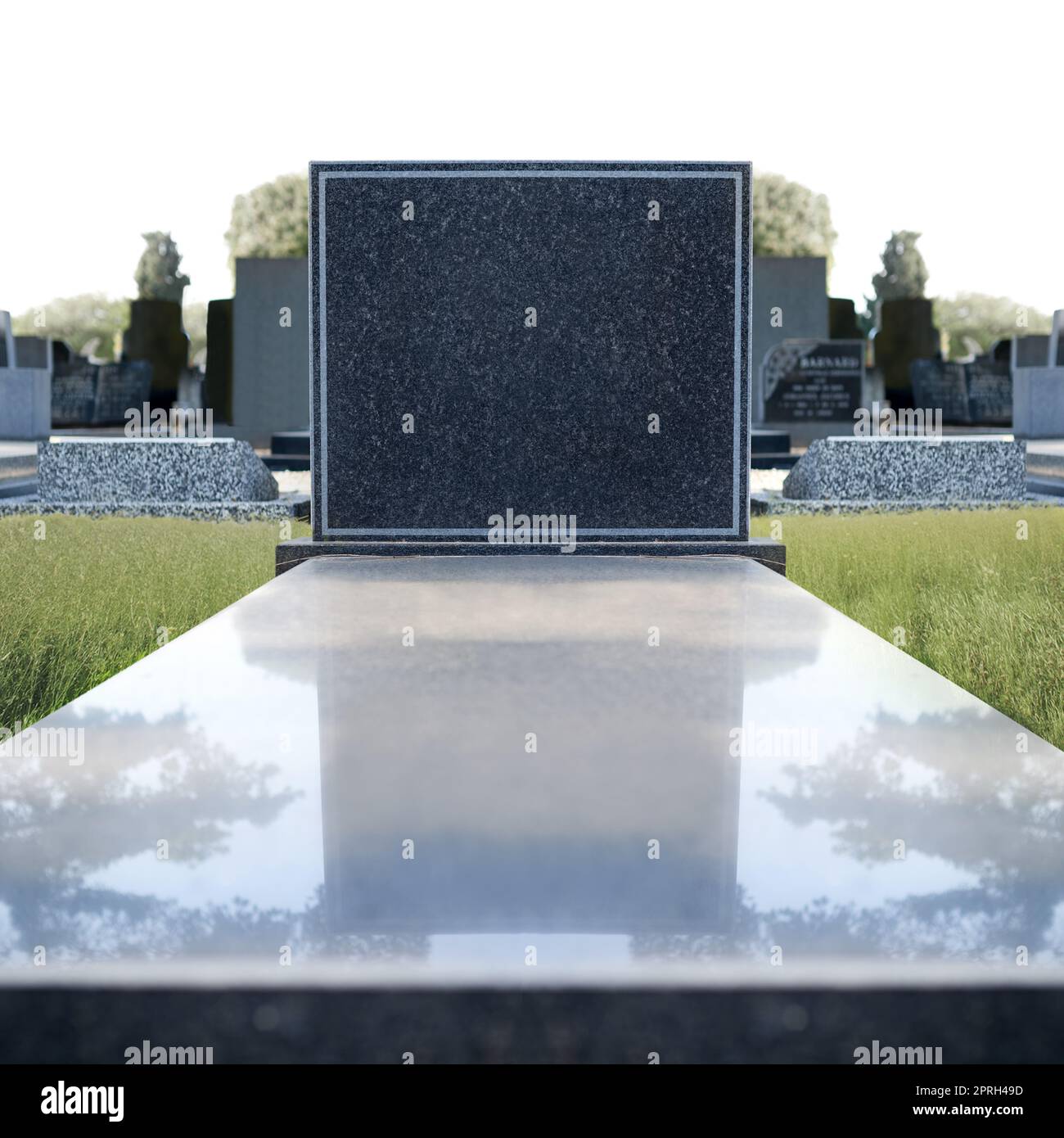 Die perfekte Art, ihr Leben zu gedenken. Ein Grabstein auf einem Friedhof. Stockfoto