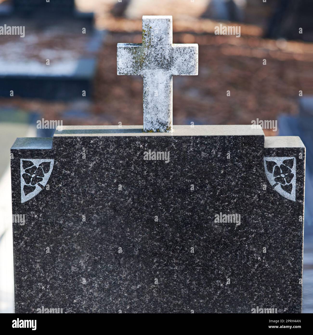 Für immer über die letzte Ruhestätte wachen. Ein Grabstein auf einem Friedhof. Stockfoto