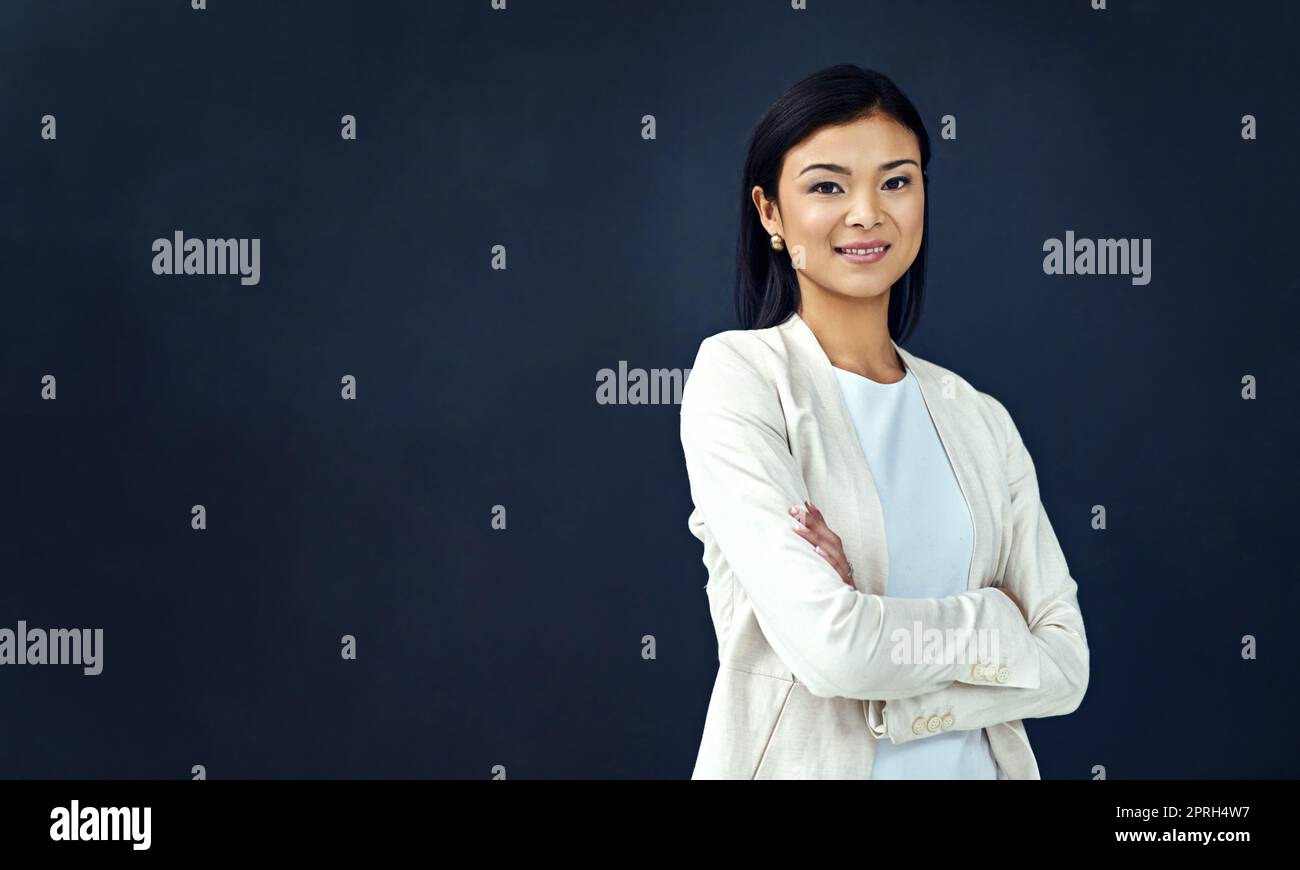 Watch out Welt, hier komme ich. Studioportrait einer jungen Geschäftsfrau. Stockfoto