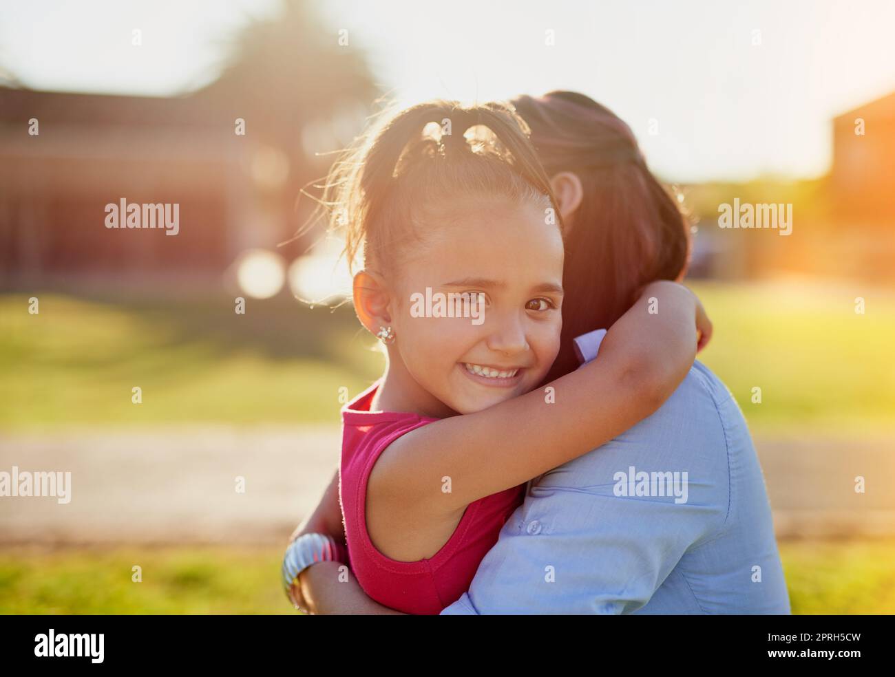 Mummys sind immer mit einer Umarmung da. Porträt eines lächelnden kleinen Mädchens, das ihre Mutter umarmt, während es einen Tag im Park gemeinsam genießt. Stockfoto