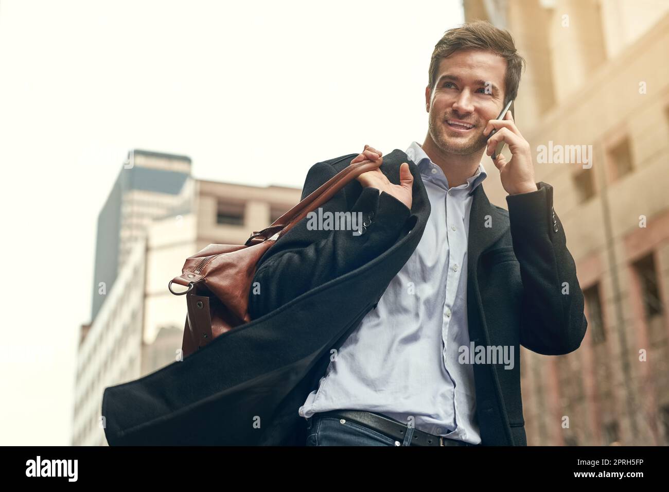 Auf dem Weg zur Arbeit. Ein hübscher Geschäftsmann auf dem Weg zur Arbeit. Stockfoto