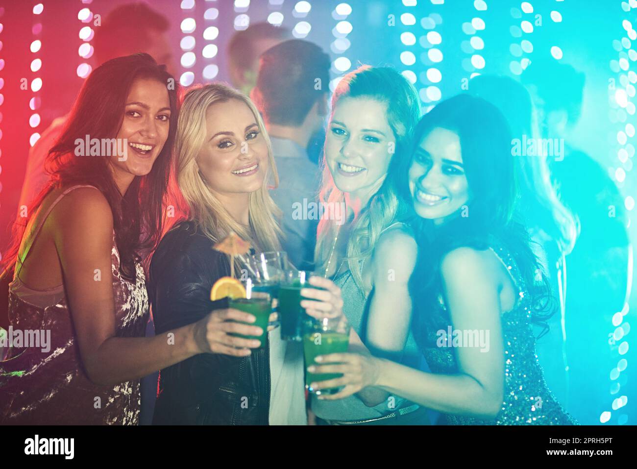 Sind Sie bereit zum Feiern. Porträt einer Gruppe junger Frauen, die auf einer Party Cocktails trinken. Stockfoto