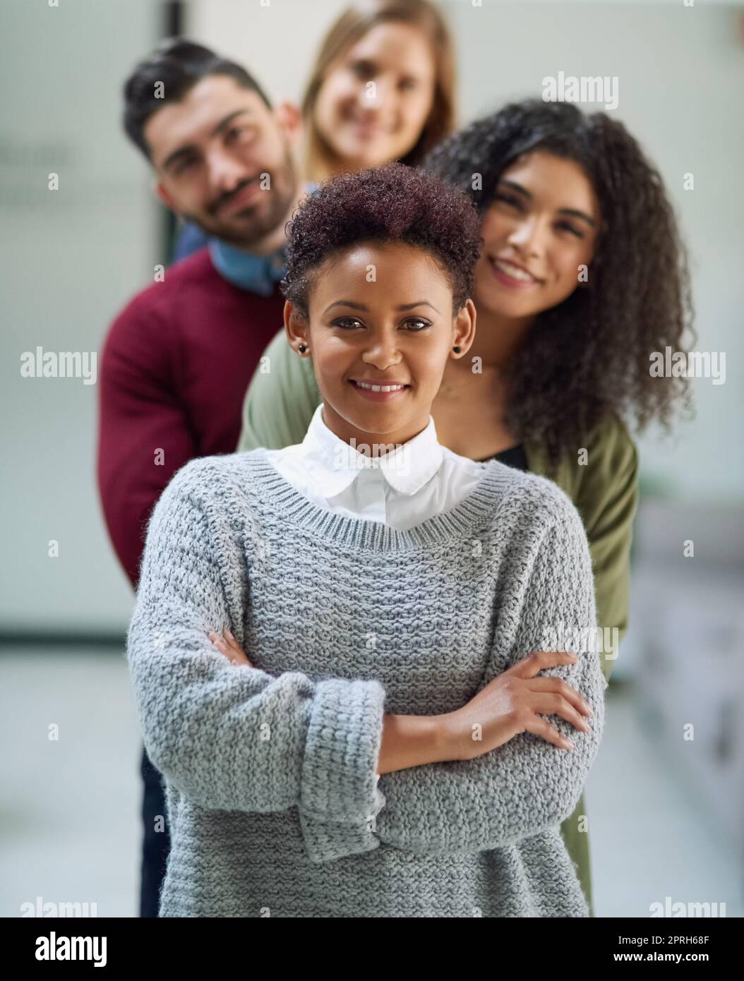 Bereit, ihre Spuren zu hinterlassen. Porträt einer Gruppe junger Unternehmer, die in einer Schlange in einem Büro zusammenstehen. Stockfoto