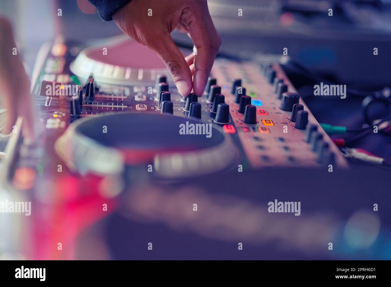 Bereit, ein paar Party-Beats zu rocken. Nahaufnahme eines DJs, der Musik auf einem Plattenspieler mischt. Stockfoto