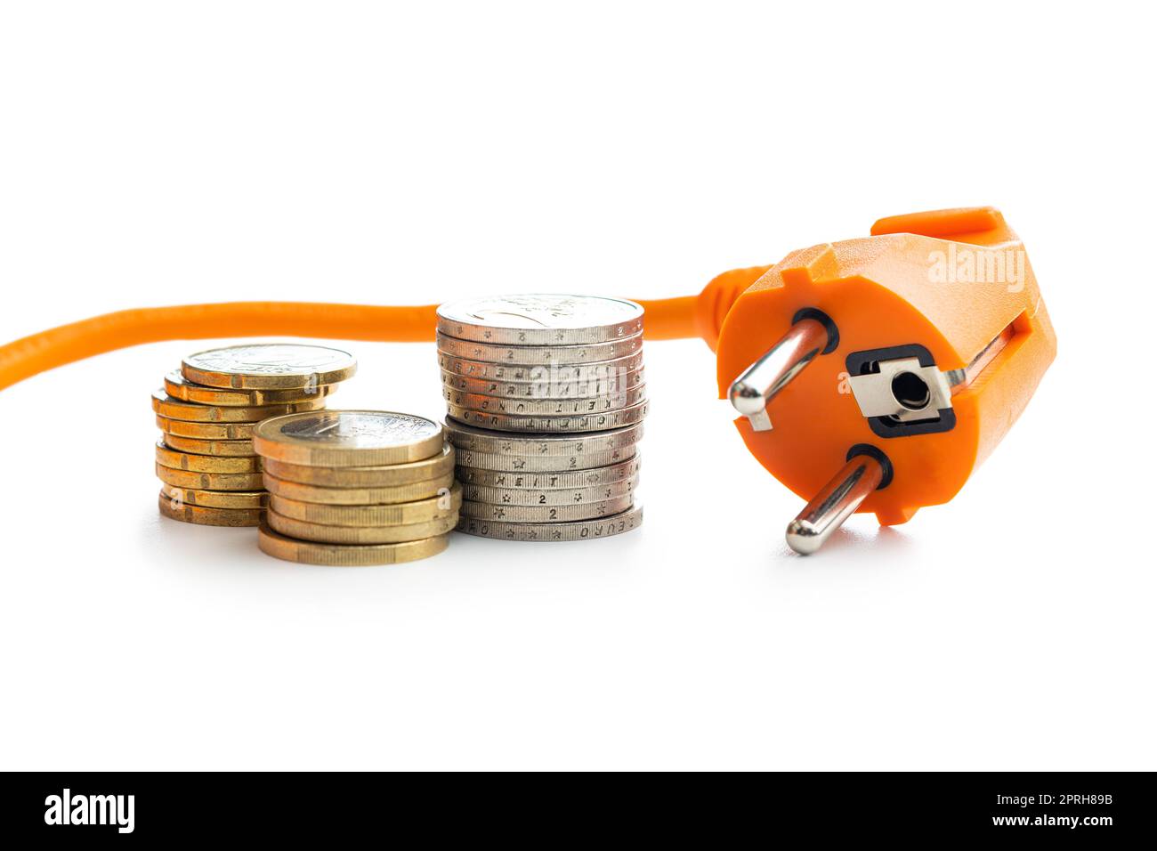 Elektrostecker und Euro-Münzen. Konzept steigender Strompreise. Stockfoto