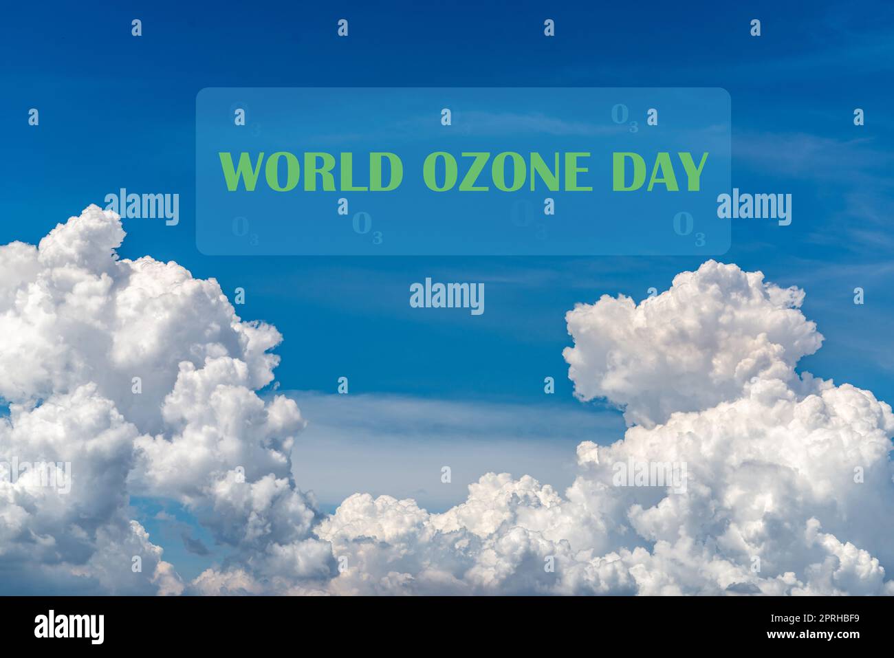 Weltozontag-Konzept. Internationaler Tag zur Erhaltung der Ozonschicht. Schöner blauer Himmel und weiße Wolken abstrakter Hintergrund. Wolkenuntergrund. Blauer Himmel und flauschige weiße Wolken. Stockfoto