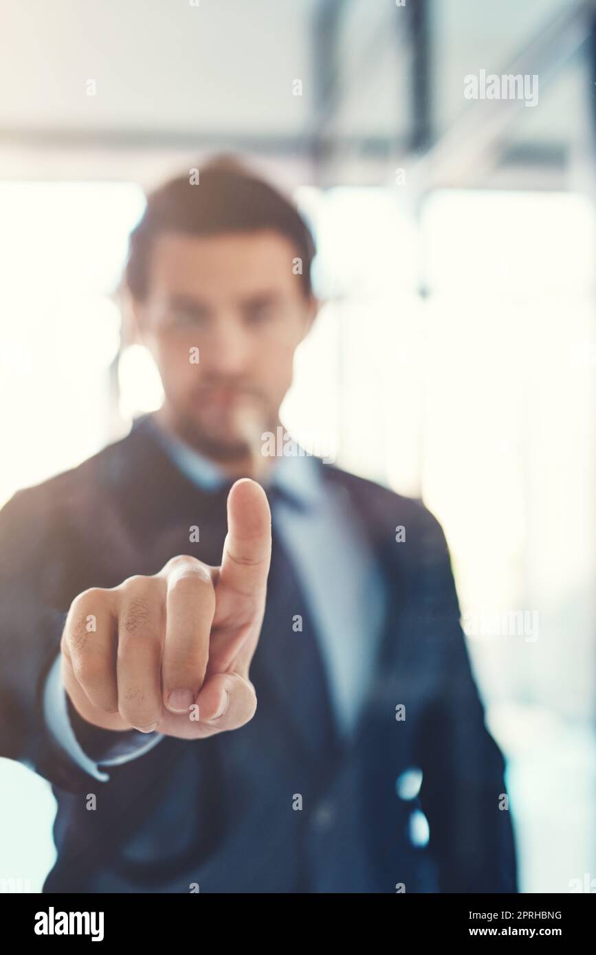 Verbinden mit der virtuellen Welt. Ein Geschäftsmann verbindet sich mit dem Finger mit einer Benutzeroberfläche. Stockfoto