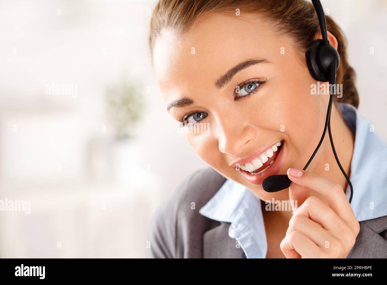 Frau, Callcenter und kontaktieren Sie uns Mitarbeiter im Kundenservice, Support-Mitarbeiter und Kommunikationsbüro. Lächelndes Porträt eines zufriedenen Empfangsmitarbeiters, Telemarketing-Beraters für den Vertrieb und crm-Beraters Stockfoto