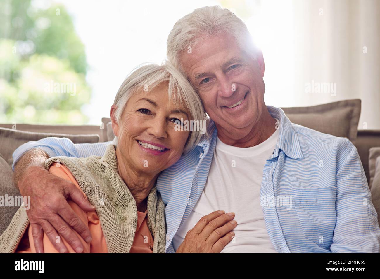 Das Herz hat keine Falten. Porträt eines älteren Ehepaars zu Hause. Stockfoto