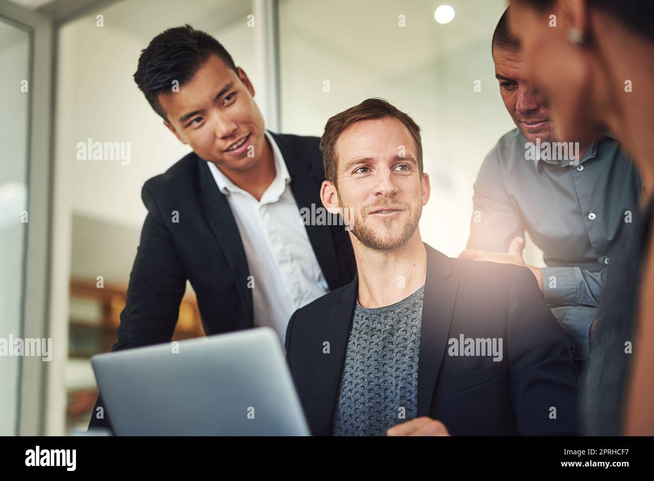Interessiert an ihrer Idee. Eine Gruppe von Geschäftsleuten trifft sich im Sitzungssaal. Stockfoto