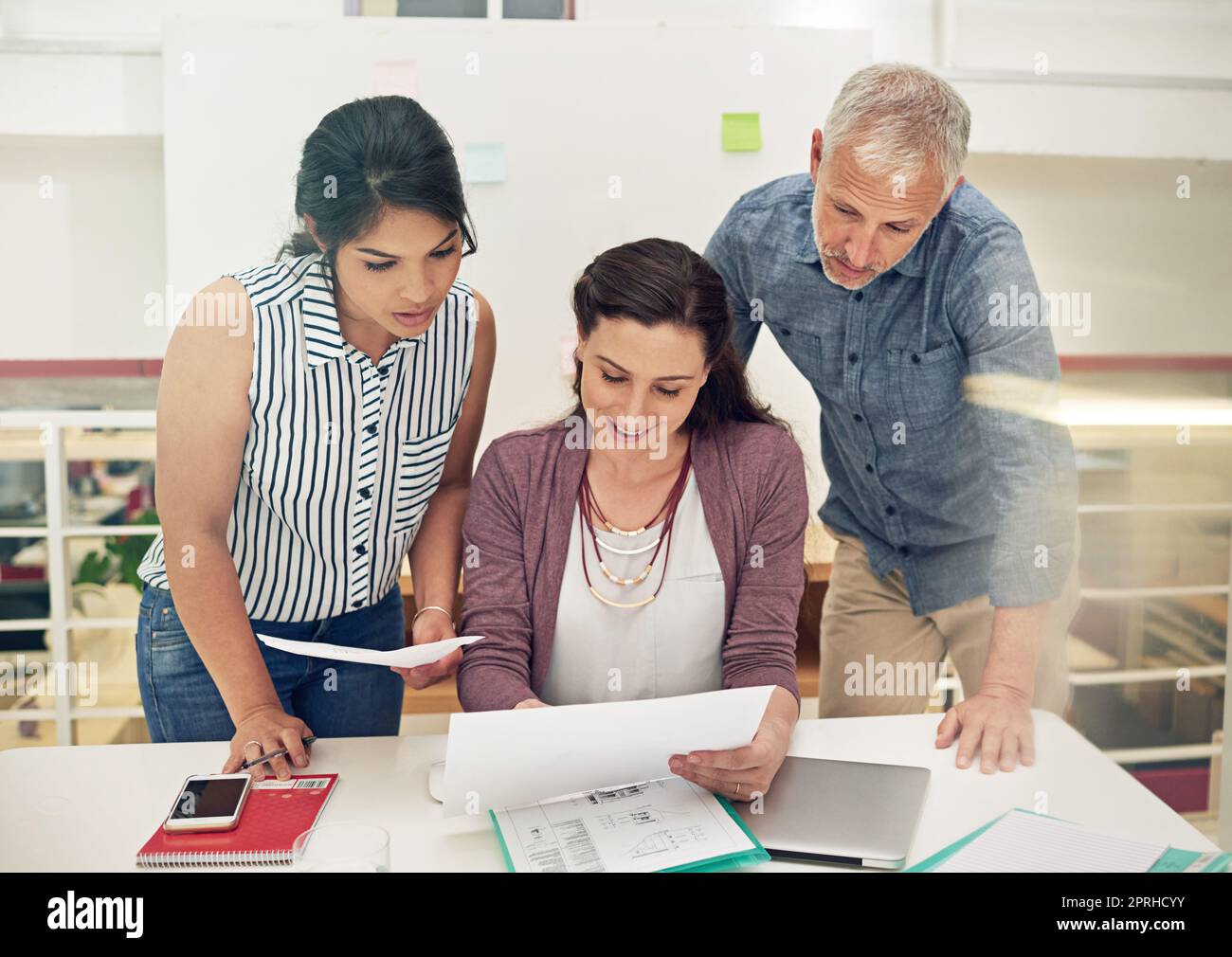 Arbeiten als Team, um die besten Lösungen zu finden. Ein Team von Kollegen, die ein Meeting in einem modernen Büro abhalten. Stockfoto