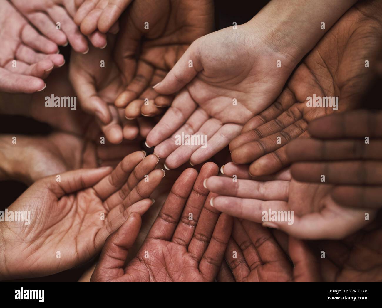 Verspreche deine Unterstützung. Eine Gruppe von Händen, die zusammengehalten werden. Stockfoto