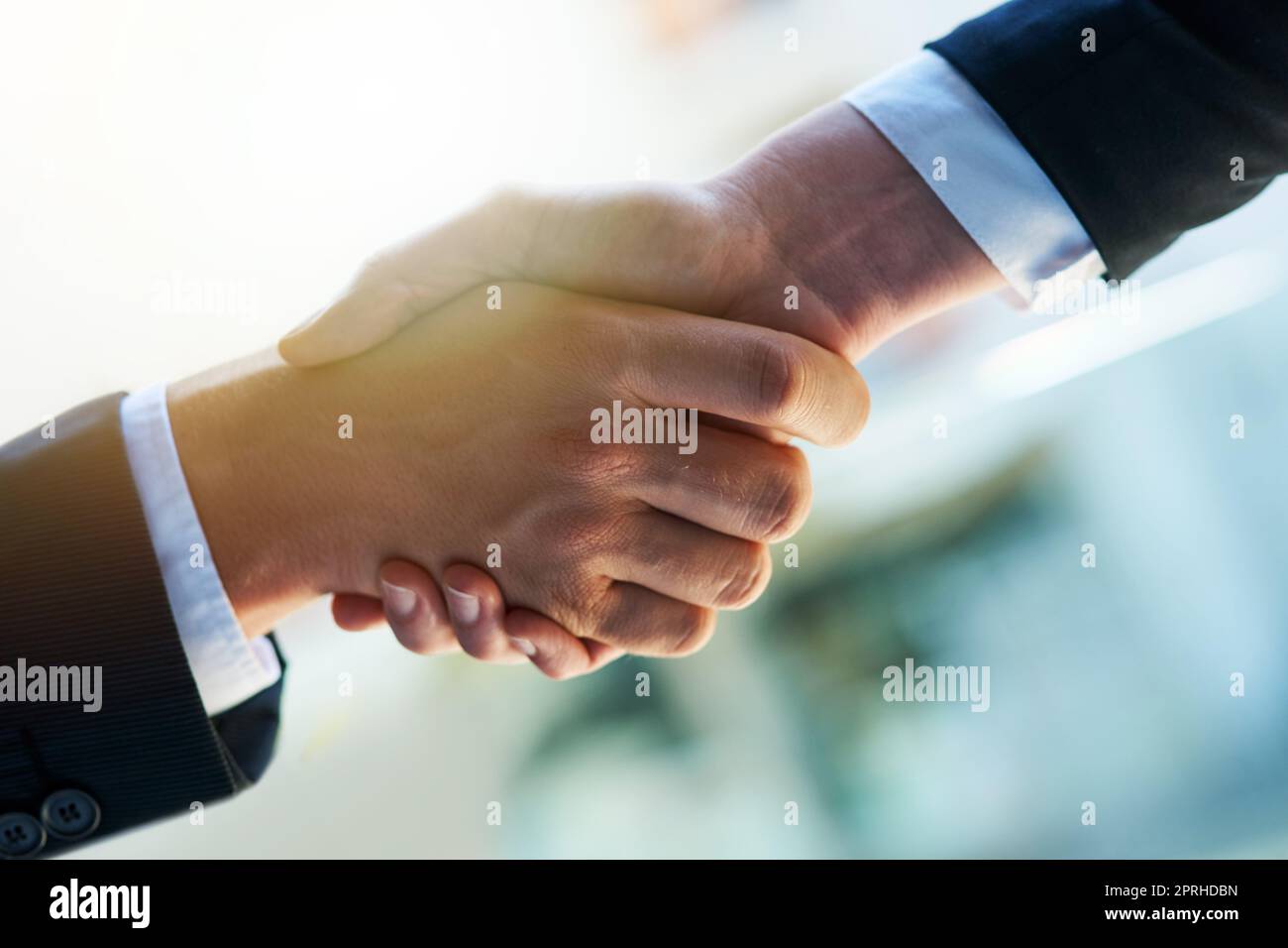 Stärkung von Partnerschaften. Zwei Geschäftsleute geben sich die Hände. Stockfoto